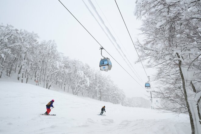 「青森スプリング・スキーリゾート」  新サービス “リゾートガイドツアー” にレジェンド・スノーボーダーと参加！  ハイク不要の “パウダースノー” 堪能レポート！【青森県鯵ヶ沢町】の画像012