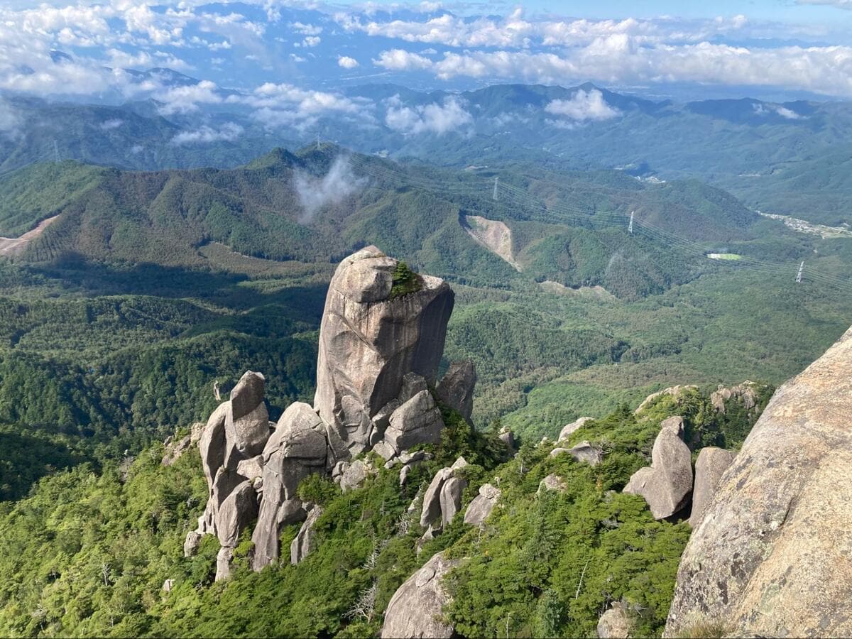 曇り空でも絶景を堪能できる！ ド迫力「巨岩・奇岩のある山」5選