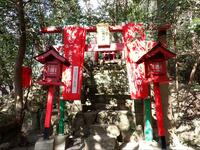 駅から45分の「寺社めぐり」登山！ 関西クライミングスポット「烏帽子岩」で人気＆聖徳太子ゆかり「鏑射山」！ 不明「名称＆用途」謎の大樽と絶景