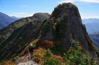 【今がちょうど見頃】ロープウェーで登れるスリル満点岩峰ルート「八海山」の紅葉具合をレポート＜新潟県・南魚沼市＞