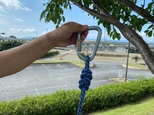 アウトドアシーンで役立つ「ロープの結び方」3選！  自在金具やハンギングロープの代わりになる結び方を解説【画像21枚】