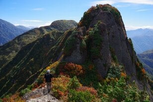 【今がちょうど見頃】ロープウェーで登れるスリル満点岩峰ルート「八海山」の紅葉具合をレポート＜新潟県・南魚沼市＞