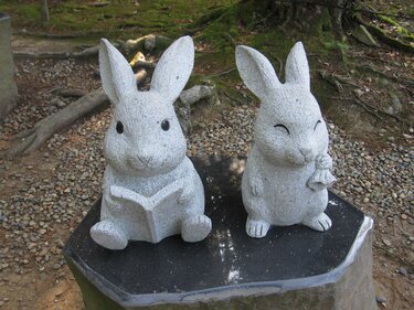 ウサギの石像^^ あさご芸術の森美術館に居たうさぎのモニュメント❗ 躍動感のある