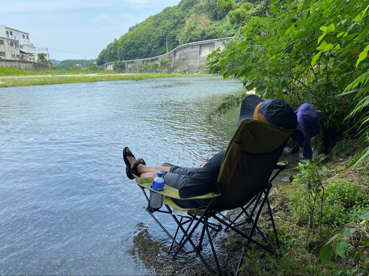 「イスだけの」お手軽アウトドア！ 話題の「チェアリング」を楽しむためのポイントと「おすすめチェア」5選｜アクティビティ｜ニュース｜BRAVO