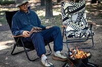 秋冬キャンプの主役「焚き火」をトコトン堪能する「難燃チェアカバー&ブランケット」！  4色カラバリ、選べるサイズ、汎用性も