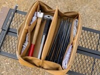 キャンプ「ペグ・工具BOX」斜めファスナーの「スラッシュ開口」＆2気室構造が使いやすい！【DOD「スラッシュペグパカーン」】