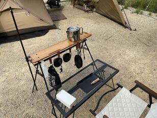 「ダイソー」のベストセラーキャンプギア「ハンギングラック」徹底活用！  定石「ウッド天板」追加&ガッチリ「固定ワザ」実践レポ！