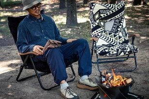 秋冬キャンプの主役「焚き火」をトコトン堪能する「難燃チェアカバー&ブランケット」！  4色カラバリ、選べるサイズ、汎用性も