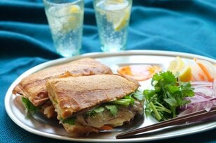 サラダチキンでボリューム満点！「バインミーホットサンド」【 季節の外ごはん vol.12】