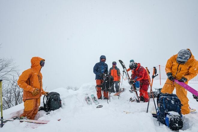 深雪たっぷり！ “いい湯だな～” ディープパウダーを存分に味わう「首まで浸かる雪風呂はいかが！？」 一瞬を切り取るバックカントリーフォトツアーに参戦してみた 【長野県】2026年の画像001