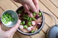 ＜ダイソー×簡単キャンプ飯＞１品でも豪華に見える「シェラカップ炊飯」にチャレンジ！【季節の外ごはん vol.37】