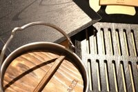 【ショップ店員に聞く！ イチ推しアウトドアギア】焚き火料理を楽しくしてくれる、大人気の鍋と“新作”アルミグリドル〈アルペントーキョー vol.18〉