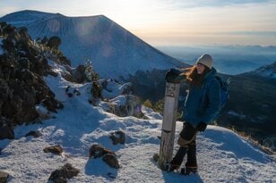【ハイカー女子の一杯】スノーハイクを黒斑山、蛇骨岳で楽しもう！ 「まるでガトーショコラのような浅間山」 “2杯目”   長野県・群馬県、2025年