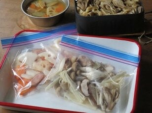 キャンプ料理の「手間と時間を大幅にカット」する秘策！＜自家製冷凍カット野菜＞があると調理がラクラク！【まとめて作って普段の料理にもどうぞ】