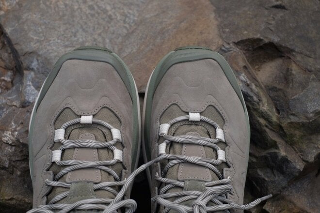 【分厚いソールが膝に優しい】HOKAの人気モデル「KAHA」がリニューアルの画像006