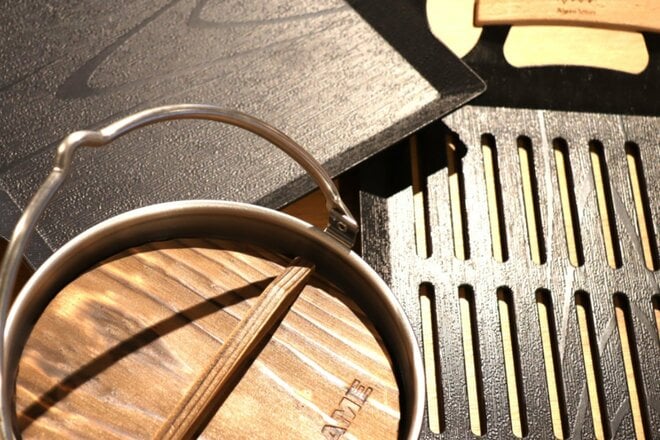 【ショップ店員に聞く！ イチ推しアウトドアギア】焚き火料理を楽しくしてくれる、大人気の鍋と“新作”アルミグリドル〈アルペントーキョー vol.18〉の画像