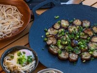 インスタグラマー、有名女性キャンパーも愛用！ 鉄製でも1Kg以下「手間いらず」で「使い勝手抜群」話題のキャンプギア「マルチグリドル」の魅力とは？