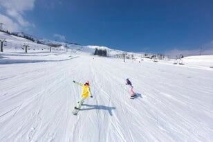 【雪山デビューに最適なスキー場 2025-26シーズン】滑りやすいコースが多く安心して練習できる新潟・群馬の「初心者におすすめのスキー場」7選