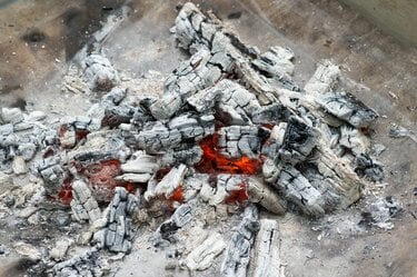 焚き火はすぐには消えない キャンプの片付け始めは 出発時間の3時間前 焚き火の話 Vol 19 概要 キャンプ 焚き火の話 Bravo Mountain