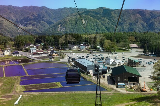 白馬三山と山麓の景色をひとり占め【白馬岩岳マウンテンリゾート】 山頂の「絶景テラス」に大型ブランコ、山肌駆ける「マウンテンカート」の疾走感は病みつき＜長野県白馬村＞の画像001
