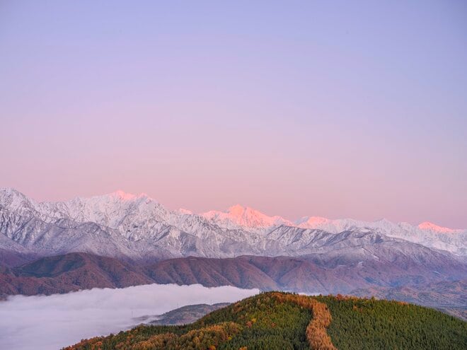 「一夜明けると雪化粧した峰々が姿を現した！」 新雪に煌めく山並みがモルゲンロートに染まる “車で行ける山頂！”   鷹狩山【北アルプス】長野県大町市・ 2025年の画像005