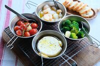 全員参加型のパーティーメニュー「簡単クリスマスアヒージョ」“シェラカップ” と “食材” を持ち寄ろう！ 【季節の外ごはん vol.27】