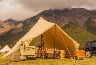 “テントの墓場”での「風速10mと土砂降りの雨」にも耐えた！ アウトドアを支える「意外と知らない」ペグの「種類と正しい打ち方」