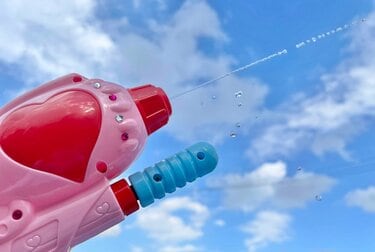 ハズブロ ダイソーほか おもちゃ売場スタッフ ライターが教える ハイテク水鉄砲 驚きの水風船 夏のレジャー最適ギア6選 概要 アクティビティ ニュース Bravo Mountain
