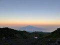登山好きなら一度は見たい「山上での朝焼け」絶景！ レア現象「影鳥海」ほか美しすぎる「ご来光＆雲海」小屋泊スポット4選「東北編」の画像001