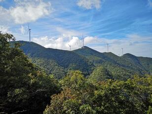 「巨大風車の傍らをゆく」山口県・下関市の「林道白滝線」の絶景！  オンロードバイクでも安心して走れる「舗装林道」実走レポート！