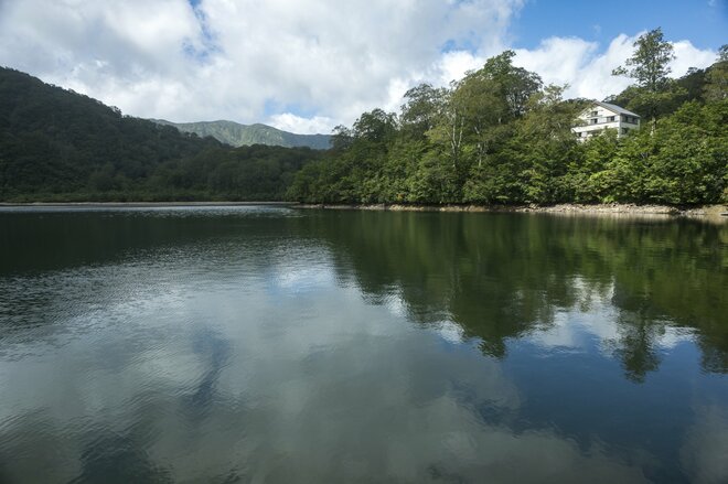 【秋山登山】長雨の合間に…… 絶景だらけの2日間！ 「山頂直下の避難小屋は、天空の撮影スタジオ」 朝日連峰・以東岳　山形県｜2026年の画像006