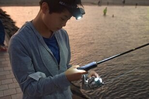 明るさだけで選ぶのはNG！釣りライターが明かす「本当に役立つ」夜釣りのための「ライト」の選び方とは？