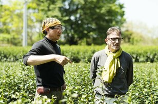静岡・宇治と並ぶ日本三大銘茶の里で八十八夜直前の茶畑へ！ 老舗専門店で生産者が語る東京近郊産地の強みとは？【フランス人茶商の茶国漫遊記 vol.04「新茶の息吹に誘われて〜狭山茶2」埼玉県日高市】