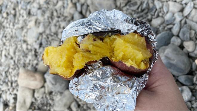 写真 アウトドア永遠のテーマ 焚き火で焼きいものさつまいもは何で包むのが一番美味しいのか問題 を徹底検証した結果とは 合計2枚 キャンプ ニュース Bravo Mountain