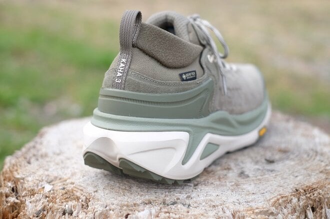 【分厚いソールが膝に優しい】HOKAの人気モデル「KAHA」がリニューアルの画像002