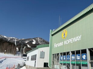 最高の雪質と北海道ならではの絶景！ 2つの空港からアクセスできる「富良野スキー場」 訪れたら「絶対に滑りたいコース」5選！【北海道富良野市】