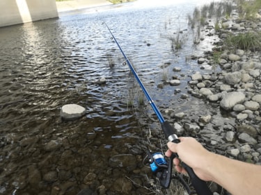 狙うは巨大ニジマス 本当に釣れる ダイソーの1000円ロッド リール で 川でルアー釣りした結果とは アクティビティ ニュース Bravo Mountain