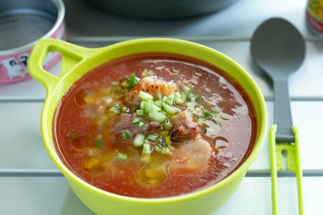 川でキンキンに冷やして作る！  トマジューとやきとり缶の冷製スープ「ガズパチョ」【缶詰博士の缶たん”CAN”P料理 vol.92】の画像009