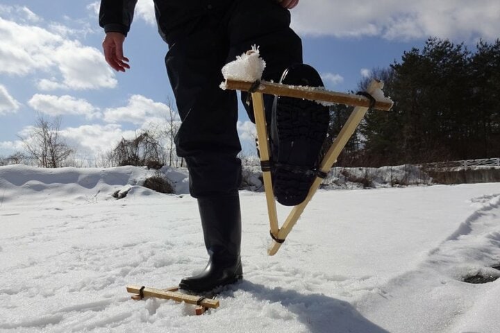 自作の「かんじき」で雪の上を歩けるの？ 気になる「アウトドアサバイバル術」試してみた！ 製作40分・先人の知恵「実体験レポ」 