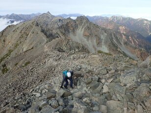 【晩秋登山】北アルプスの絶景をひとり占め！ 登山者の少ない “穴場” シーズンを狙って「涸沢」＆「奥穂高岳」へ