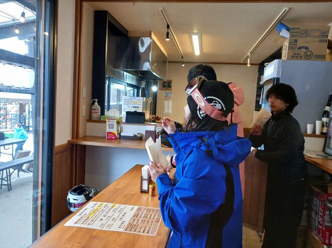 「つがいけマウンテンリゾート」で滑った後に一杯！  ゴンドラ山麓に登場した食のテーマパーク『つがいけ横丁』は日本式アプレスキーの新提案【長野県 HAKUBA VALLEY】の画像009