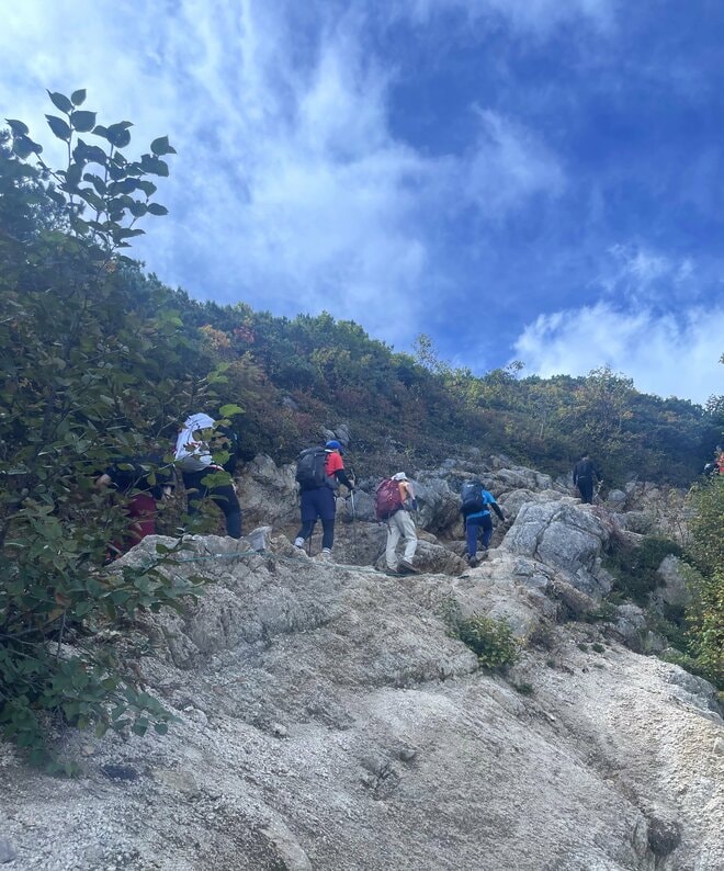“モンゴルの星空” より美しい！？  北アルプス「燕岳」は山小屋泊入門の大正解！  天界の生ビールやスイーツにも大満足  2025年シメの山行記【双葉社登山部 山行レポートvol.3】の画像006
