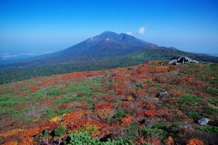 今年は色づきがブラボー！「本州で一番早い紅葉」と名峰・岩手山を眼前に望む絶景のトレイル＜前編・岩手県 三ツ石山＞【今日も山旅気分 vol.9】