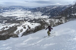 待望の積雪！ 全コースオープン！  話題のスキー場『スノーリゾート ロマンスの神様』でスリル満点の急斜面に挑む！  “美容 × 健康 × ウィンタースポーツ”の融合【長野県・木島平村】