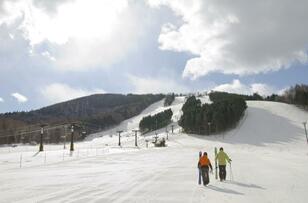 「大丈夫？ この雪質でこの価格…」 物価高の最中でも超安価を維持！  シーズン券10,000円以内のローカルスキー場3選【レポート「北の国のスキー事情」】