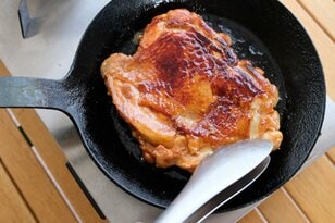 じつは春巻きの皮はBBQ向き食材！？「野菜たっぷり北京ダック風チキン」【季節の外ごはん vol.62】
